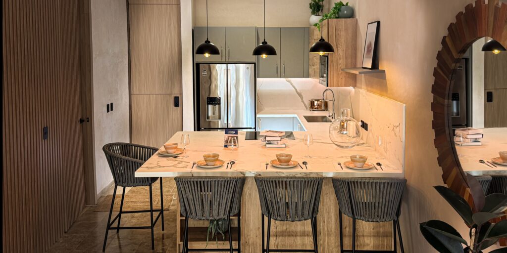 Cocina residencial equipada en Nuup Tulum con diseño europeo por Ixina